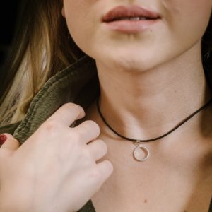 צ'וקר סיליקון עם אלמנט מעגל החיים מכסף 925 טהור