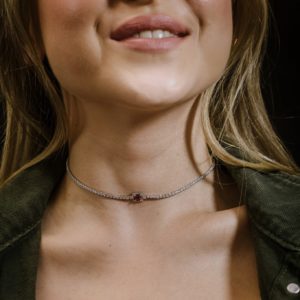 צ'וקר טניס עם אלמנט מרובע ורוד מכסף