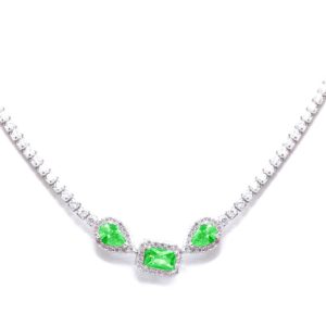 צ'וקר טניס מכסף משובץ בזירקונים אלמנט טיפות וריבוע ירוקים