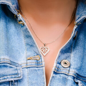 שרשרת MOM לב עם פפיון מכסף משובצת זירקונים