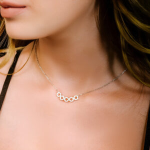 שרשרת חמישה עיגולים מכסף משובצת בזירקונים