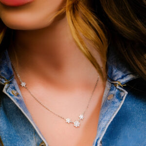 שרשרת פרחים מכסף משובצת זירוקנים