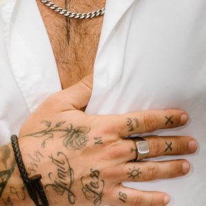 צמיד עם אלמנט מסמר