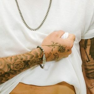 צמיד חרוזים נמתח עם אלמנט נוצה גדולה