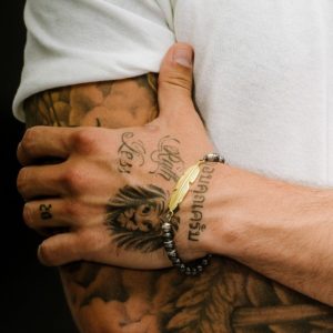 צמיד חרוזים נמתח עם אלמנט נוצה גדולה