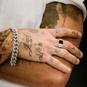 צמיד גורמט כסוף משובץ זירקונים צבע כסף לגבר