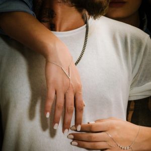 צמיד טבעת V משובץ זירקונים מכסף