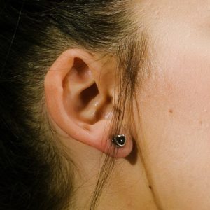 עגילי כסף לב שיבוץ שחור