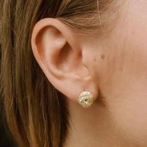 עגילים בציפוי צבע זהב משובצים זירקונים