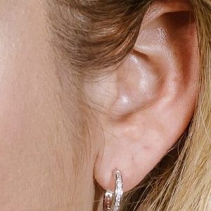 עגילים עגולים עם קצוות משובצים זירקונים