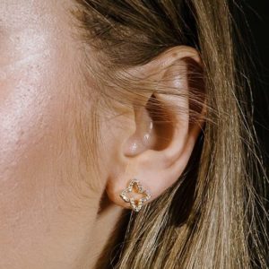 עגילי פרח חלול מכסף 925 טהור מצופים בצבע זהב משובצים בזירקונים