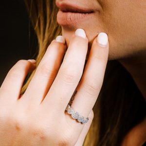 טבעת כסף אלמנטים עגולים משובצים