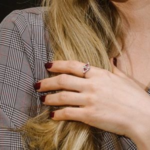 טבעת כסף אלמנט משולשים שיבוץ ורוד