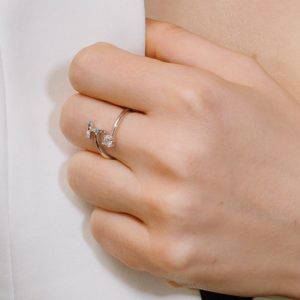 טבעת אות T משובצת זירקונים צבעוניים