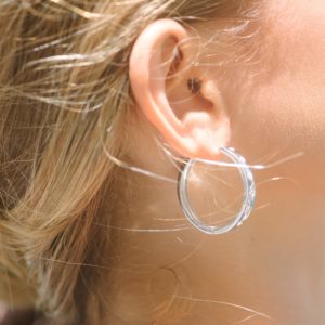 עגילי כסף חישוק גדול משובץ