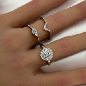 טבעת כסף V משובץ