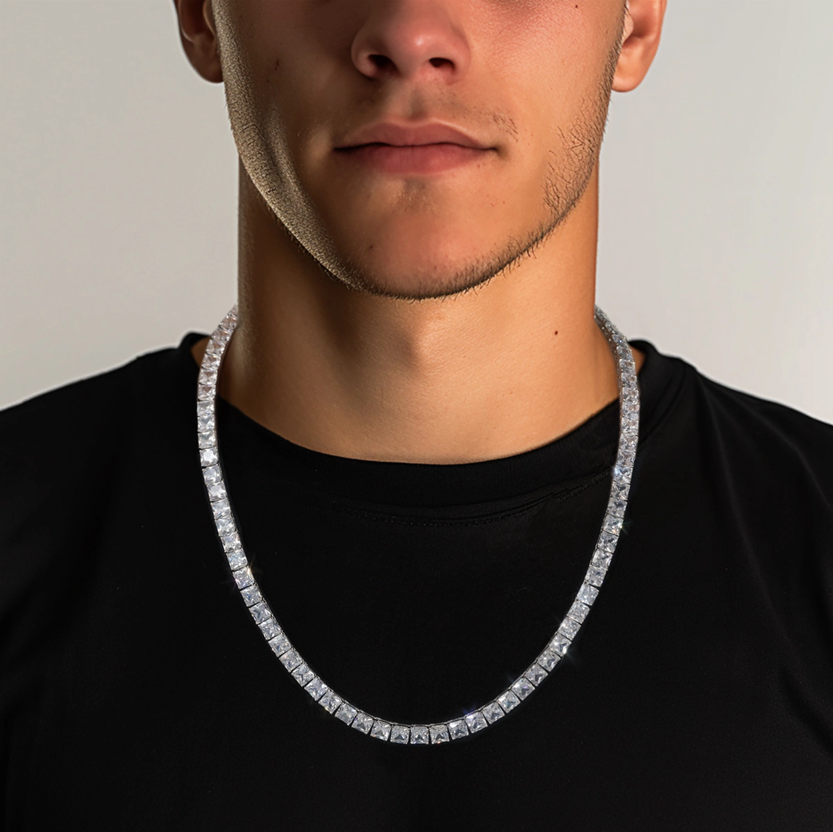 שרשרת מרובעת משובצת זירקונים מרובעים