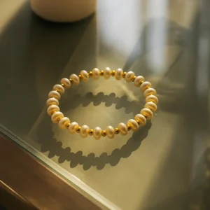 צמיד חרוזי צדפים נמתח