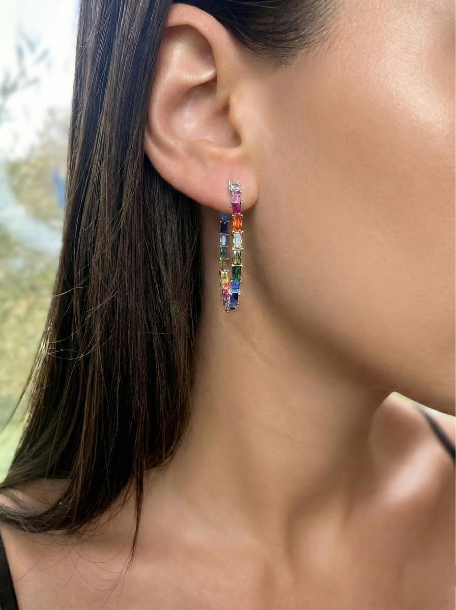 עגילי חישוק דקים משובצים בבגטים צבעוניים – תמונה 3